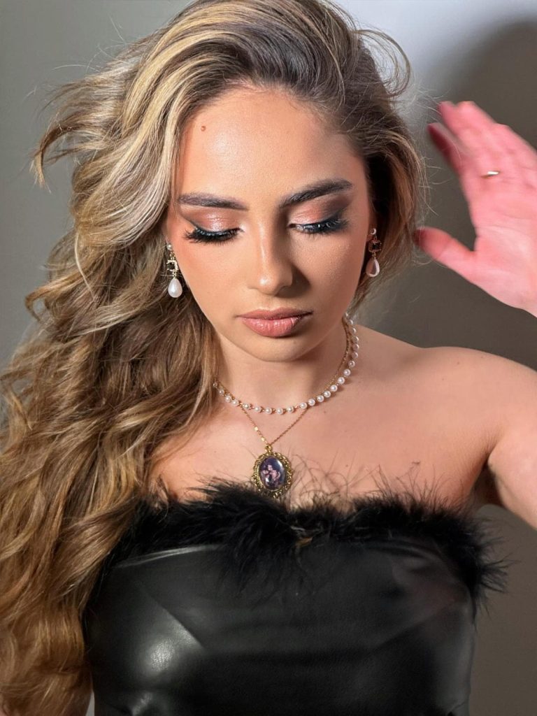 Mannequin pour une publicité de maquillageprojet personnelle - photo prise par moi même